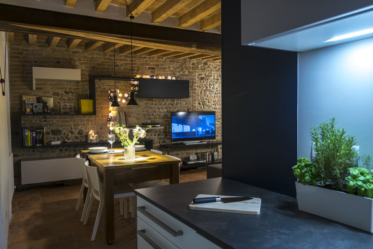 cucina con pareti in pietra