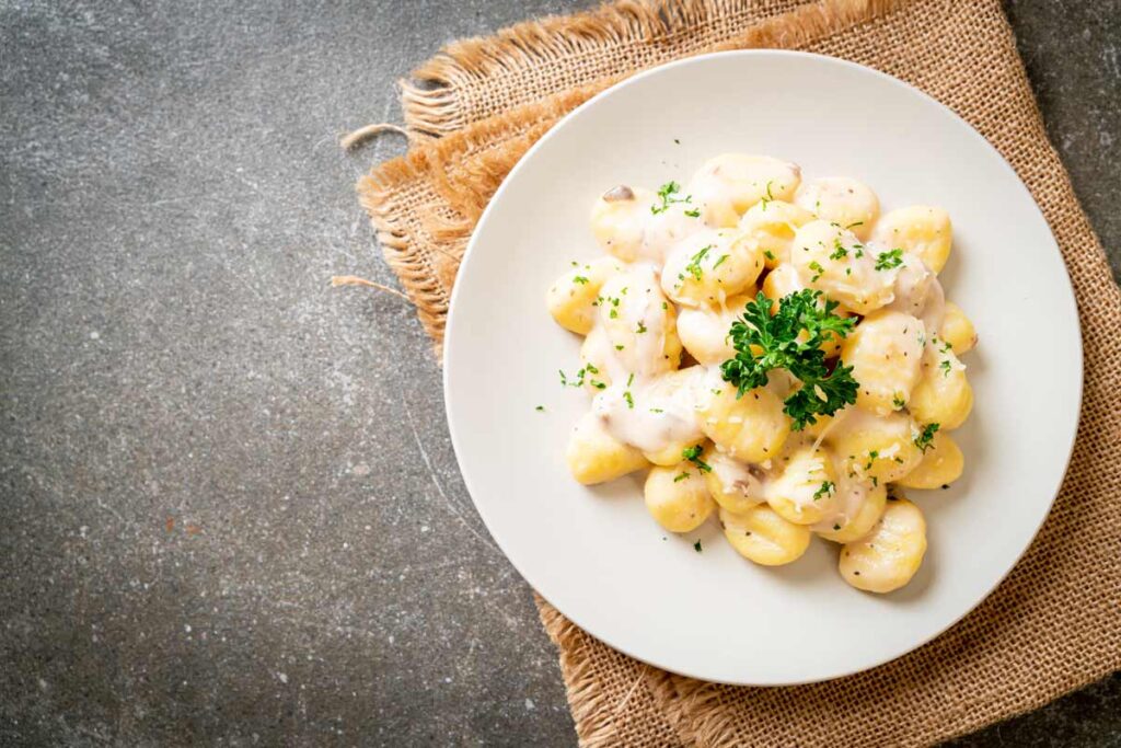 gnocchi con salsa ai funghi e parmigiano