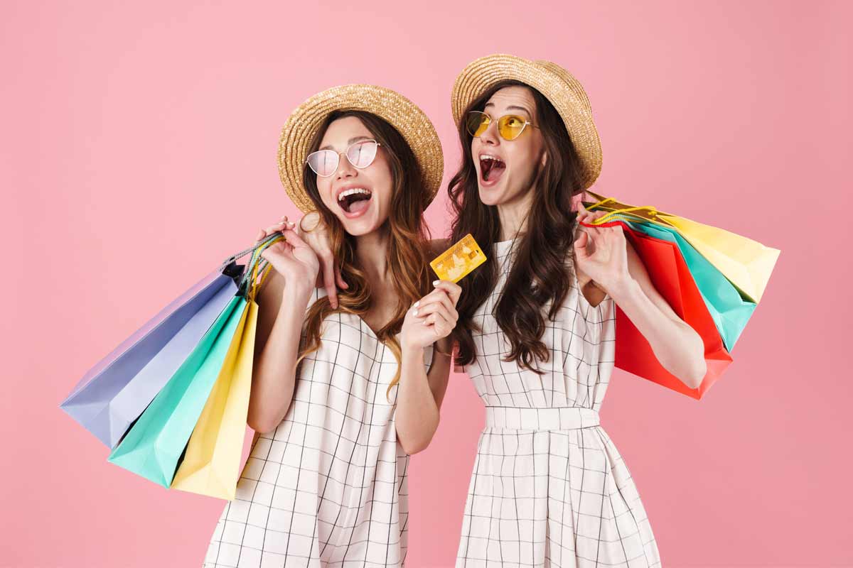 due ragazze felici di fare shopping
