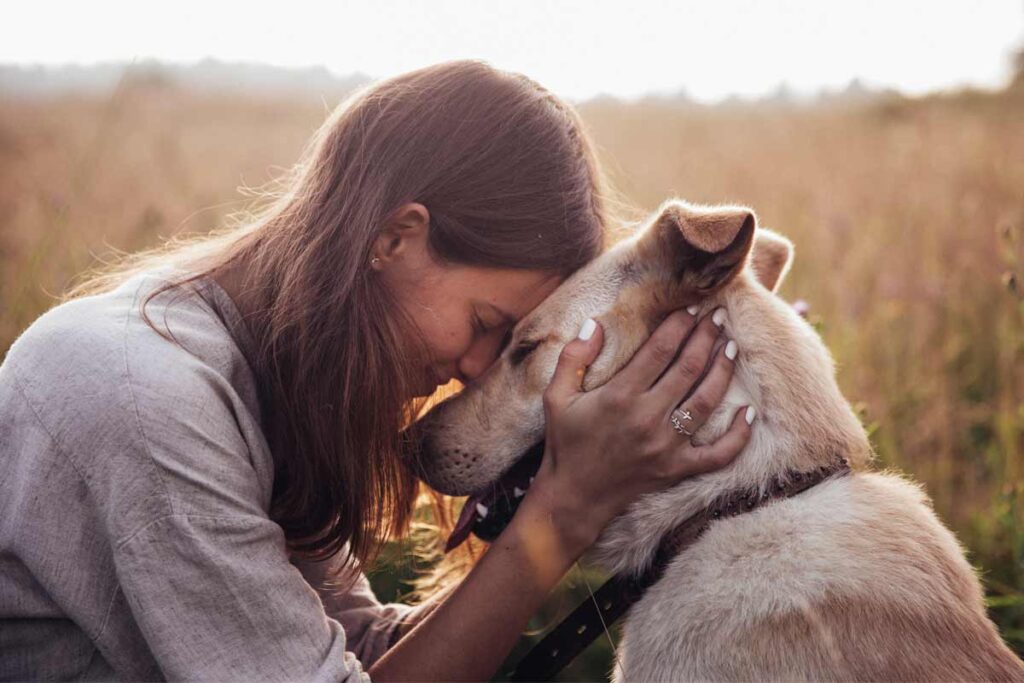 donna abbraccia un cane