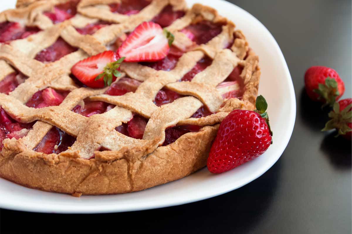 crostata di rabarbaro e fragole