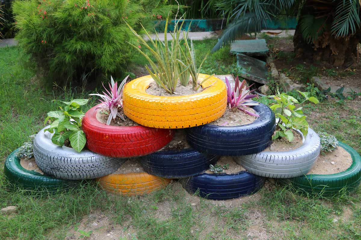 fioriera con pneumatici colorati