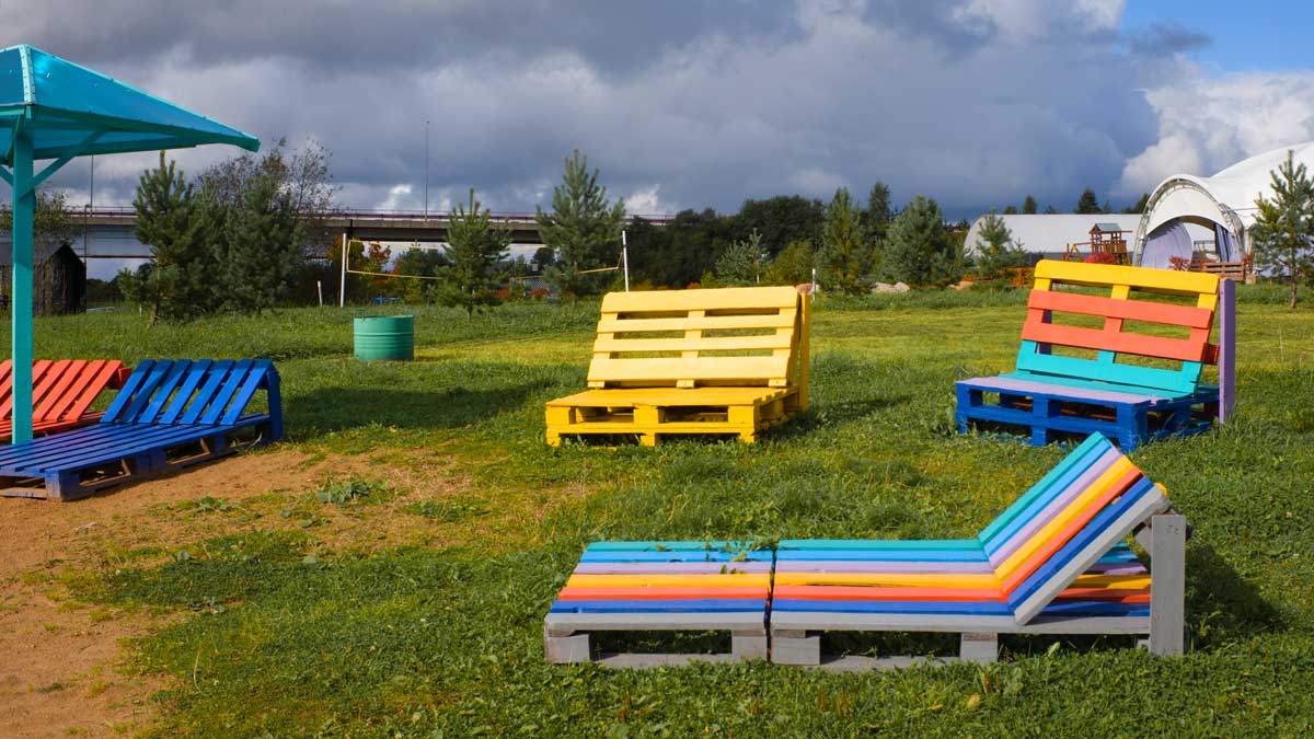 lettini colorati fai da te con pallet di legno