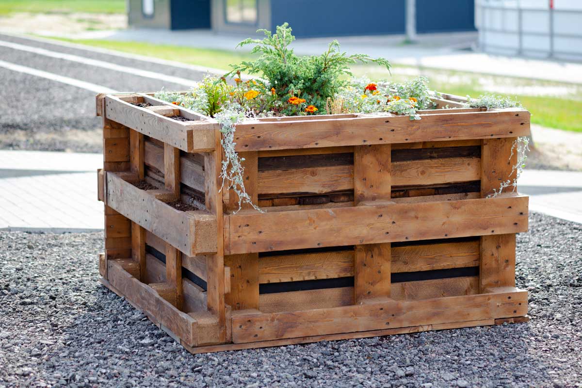 grande fioriera con pallet di legno riciclati