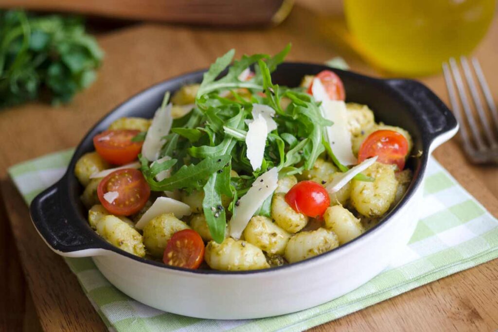 gnocchi con pesto di rucola e mandorle