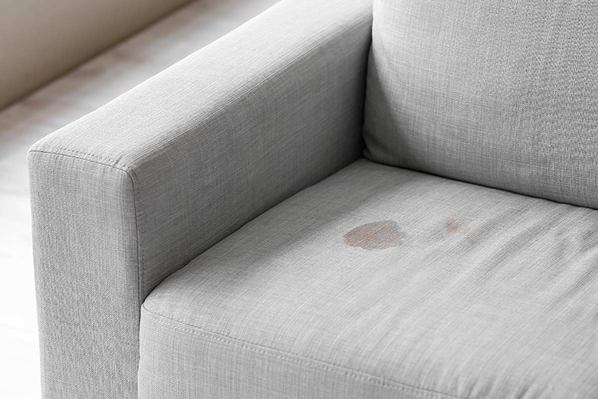 divano grigio macchiato