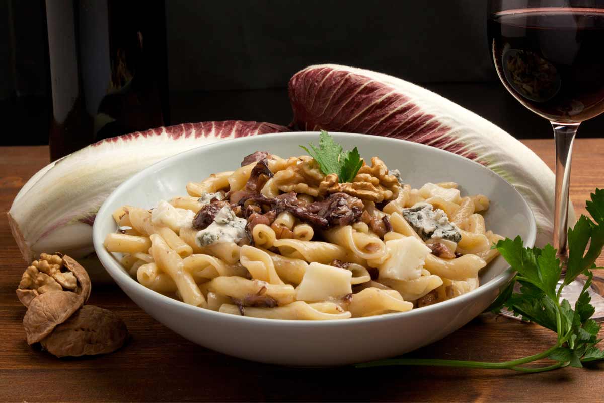 pasta con radicchio, gorgonzola e noci